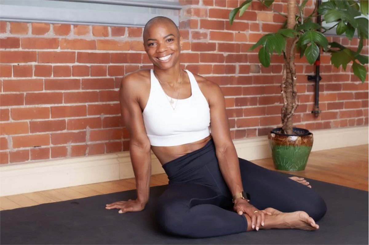 Nicki Thompson, fasting and mindset coach, seated and smiling in a Montréal studio